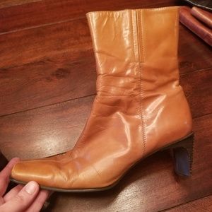 Nine West camel colored booties, in GUC